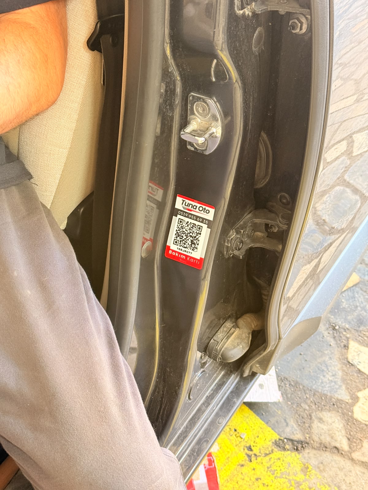 Periyodik bakım QR etiketi örneği — plaka ve servis geçmişi kartı
